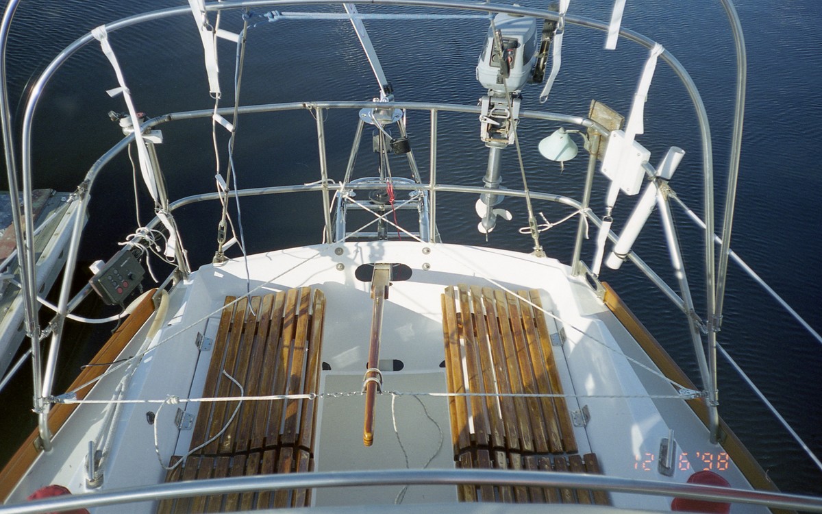 Cockpit - Monitor wind vane.jpg