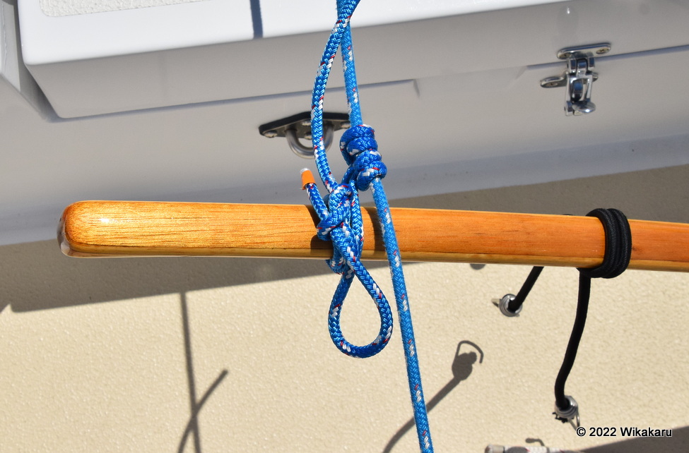 A prusik hitch connecting the tiller and a transverse static line