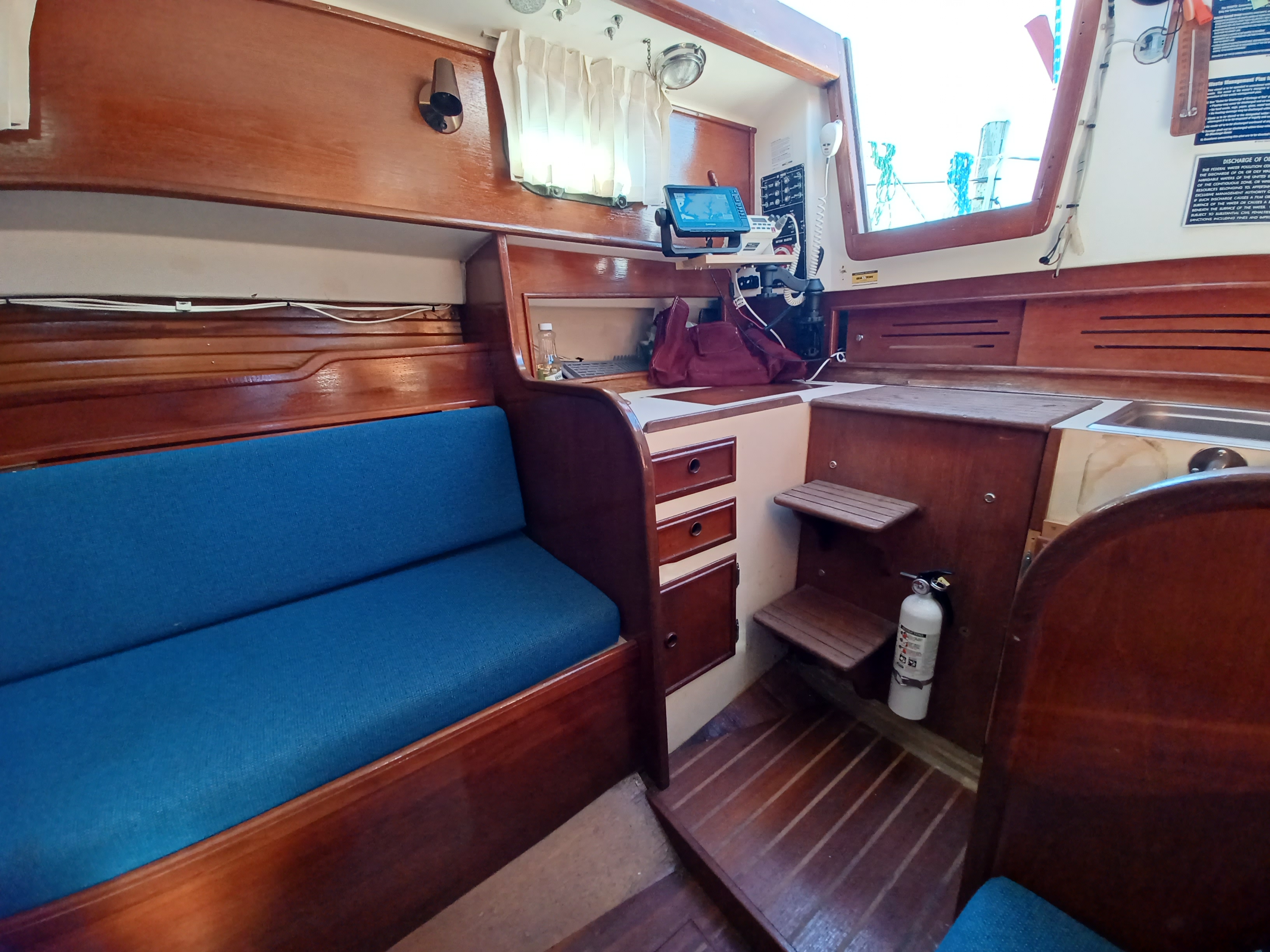 CAPE DORY 30 INSIDE.jpg