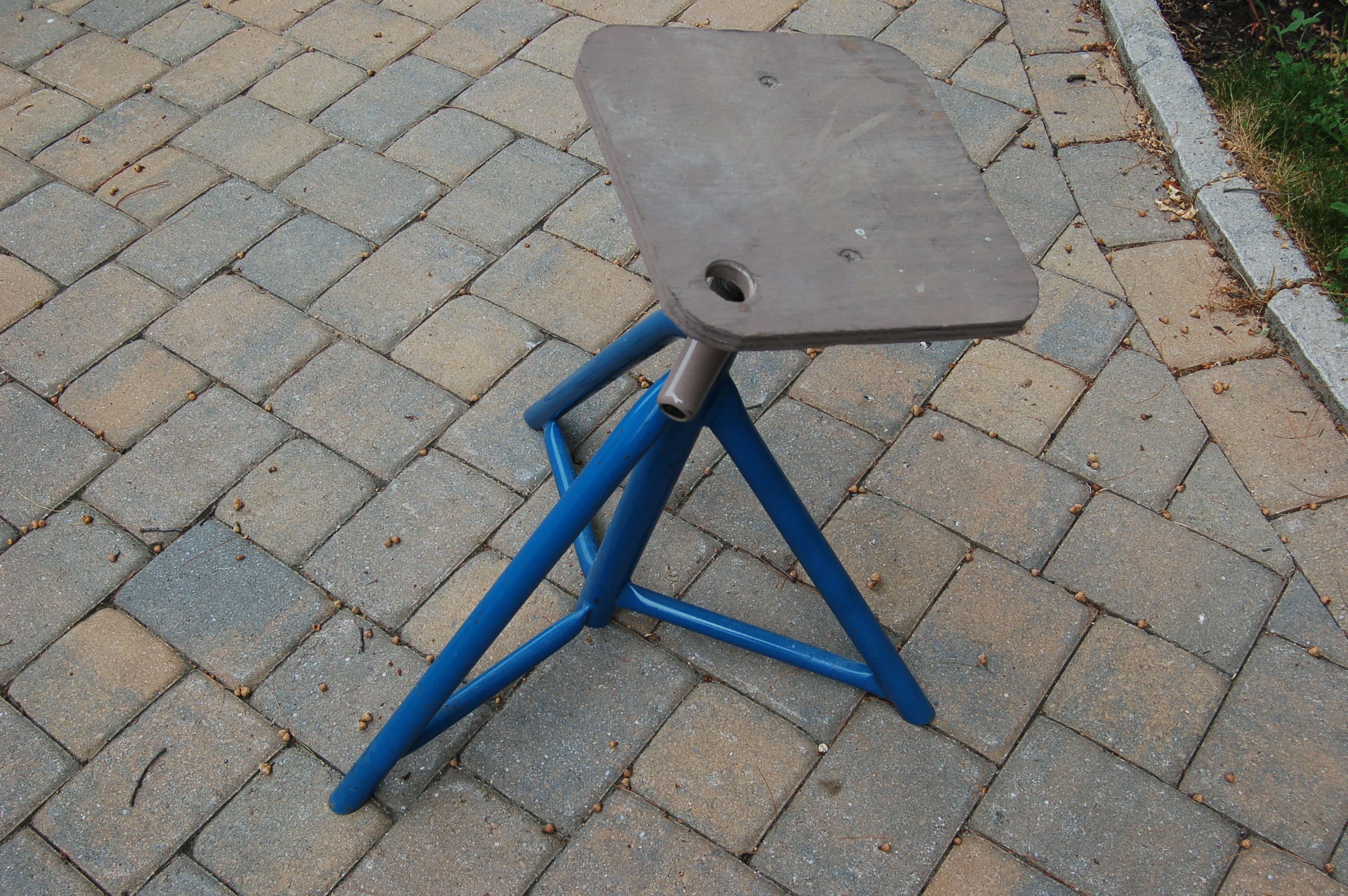 All (4) stands look like this